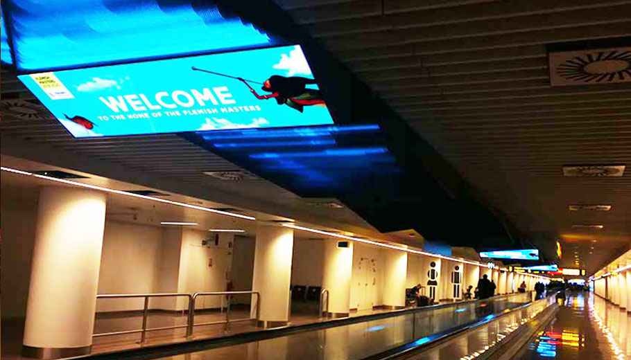 Affiche LED commerciale à l'aéroport de Belgique