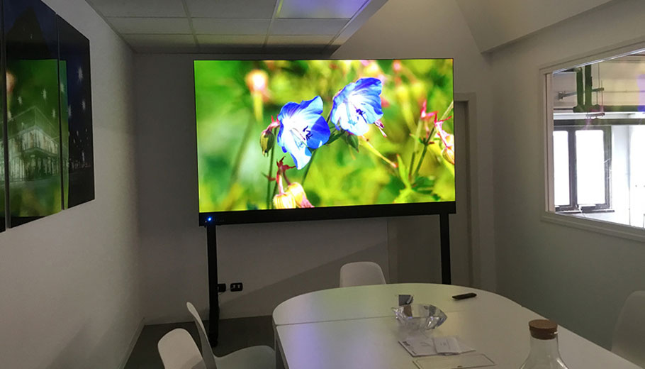 Système d'affichage LED pour salle de conférence d'entreprise en Italie